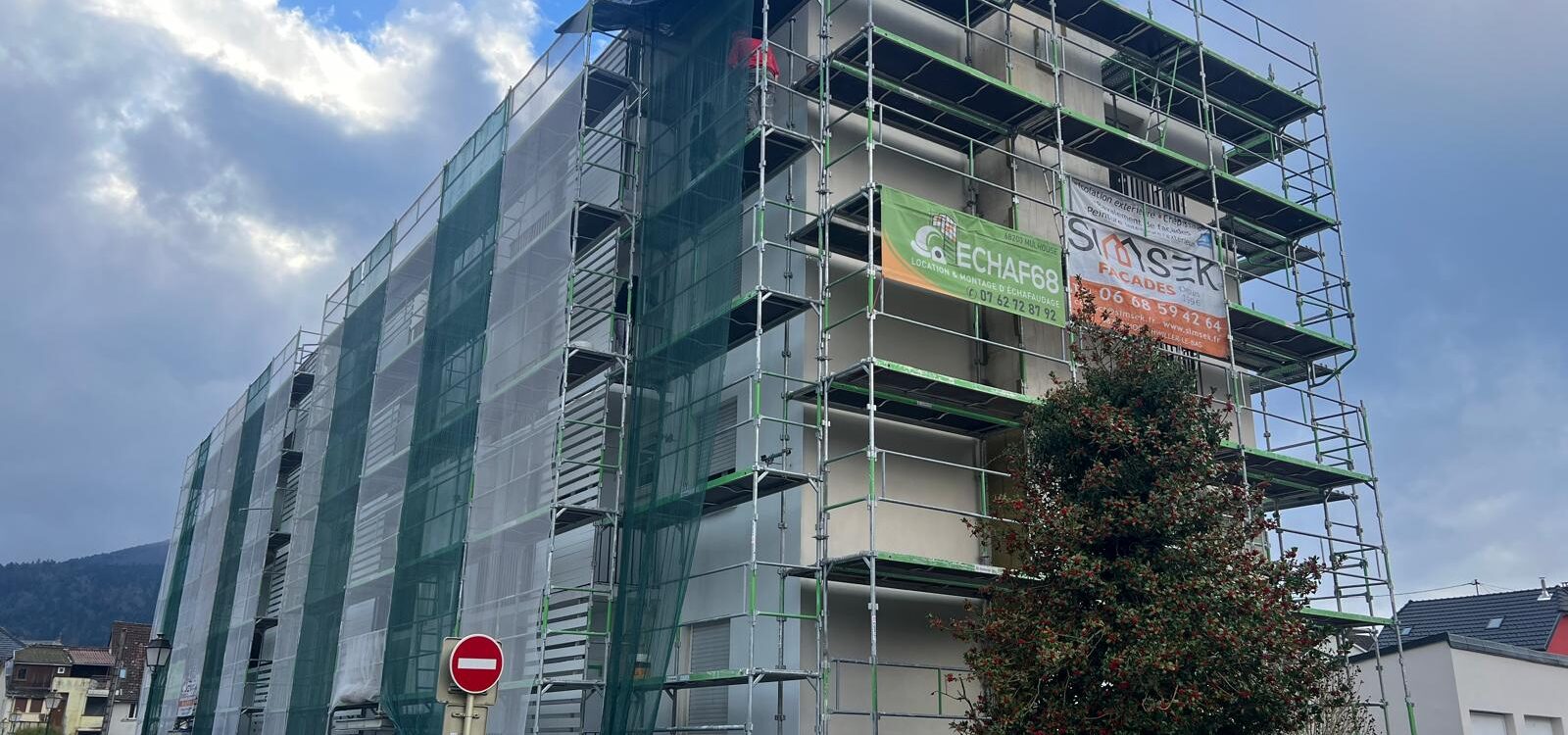 Ravalement de façades en cours d&#8217;un immeuble sur Masevaux Belfort