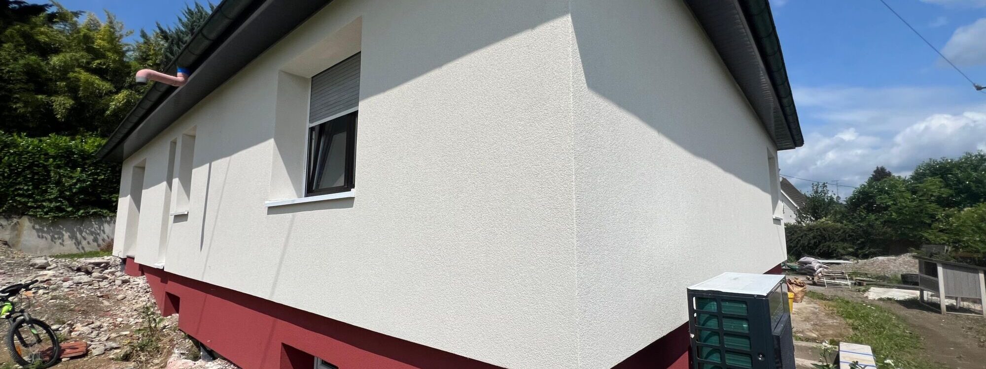 Travaux d&rsquo;isolation ext&eacute;rieure &agrave; Hochstatt : une maison m&eacute;tamorphos&eacute;e en blanc et bordeaux Guebwiller