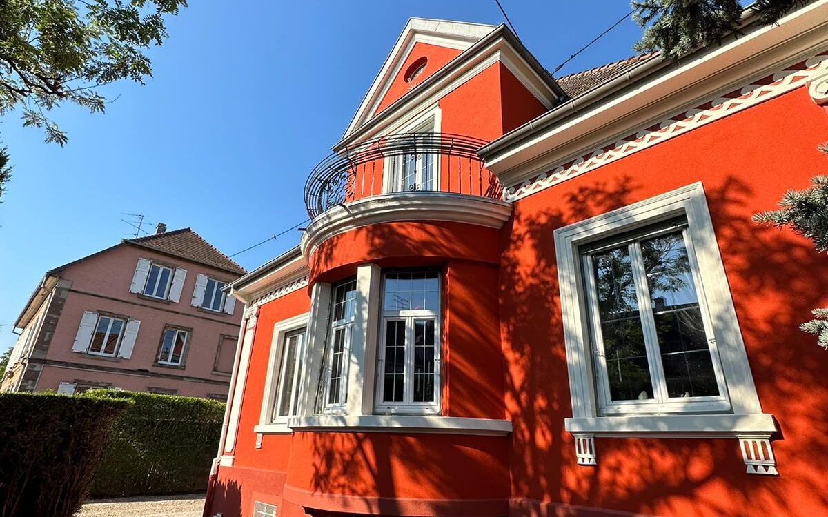 Ravalement de façade à Cernay : une maison de maître sublimée en rouge et blanc Audincourt