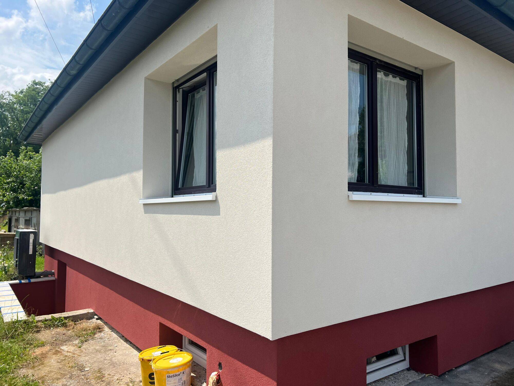 WHATSAPP IMAGE 2025 07 02 A 15.01.28_070AF6E1 | Simsek Façades Travaux d’isolation extérieure à Hochstatt : une maison métamorphosée en blanc et bordeaux Guebwiller 0