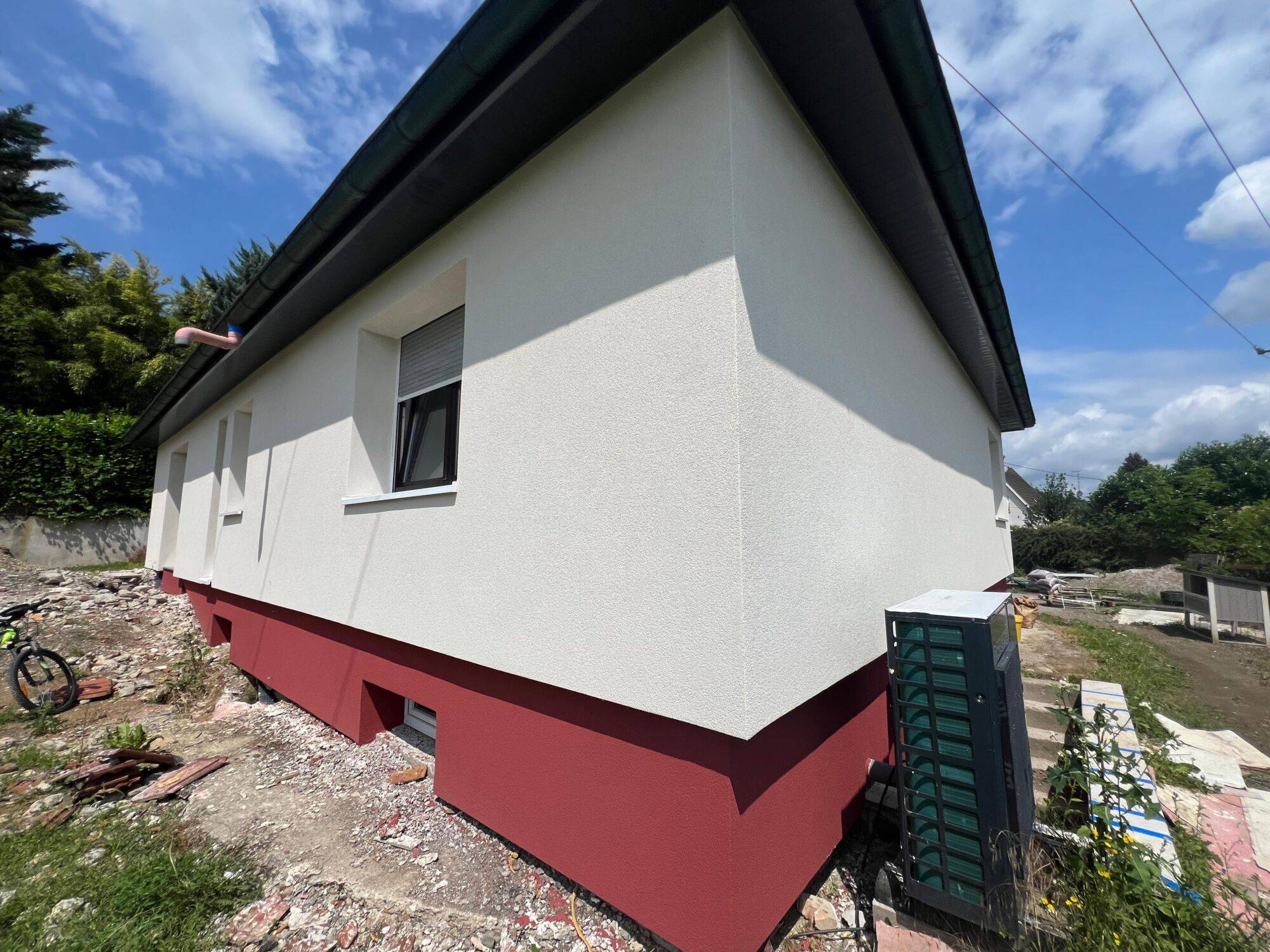Travaux d’isolation extérieure à Hochstatt : une maison métamorphosée en blanc et bordeaux Guebwiller