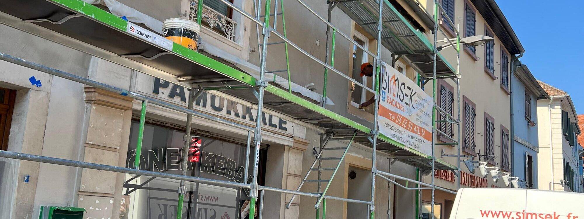 Ravalement de façade en cours au centre-ville d’Ensisheim Rixheim