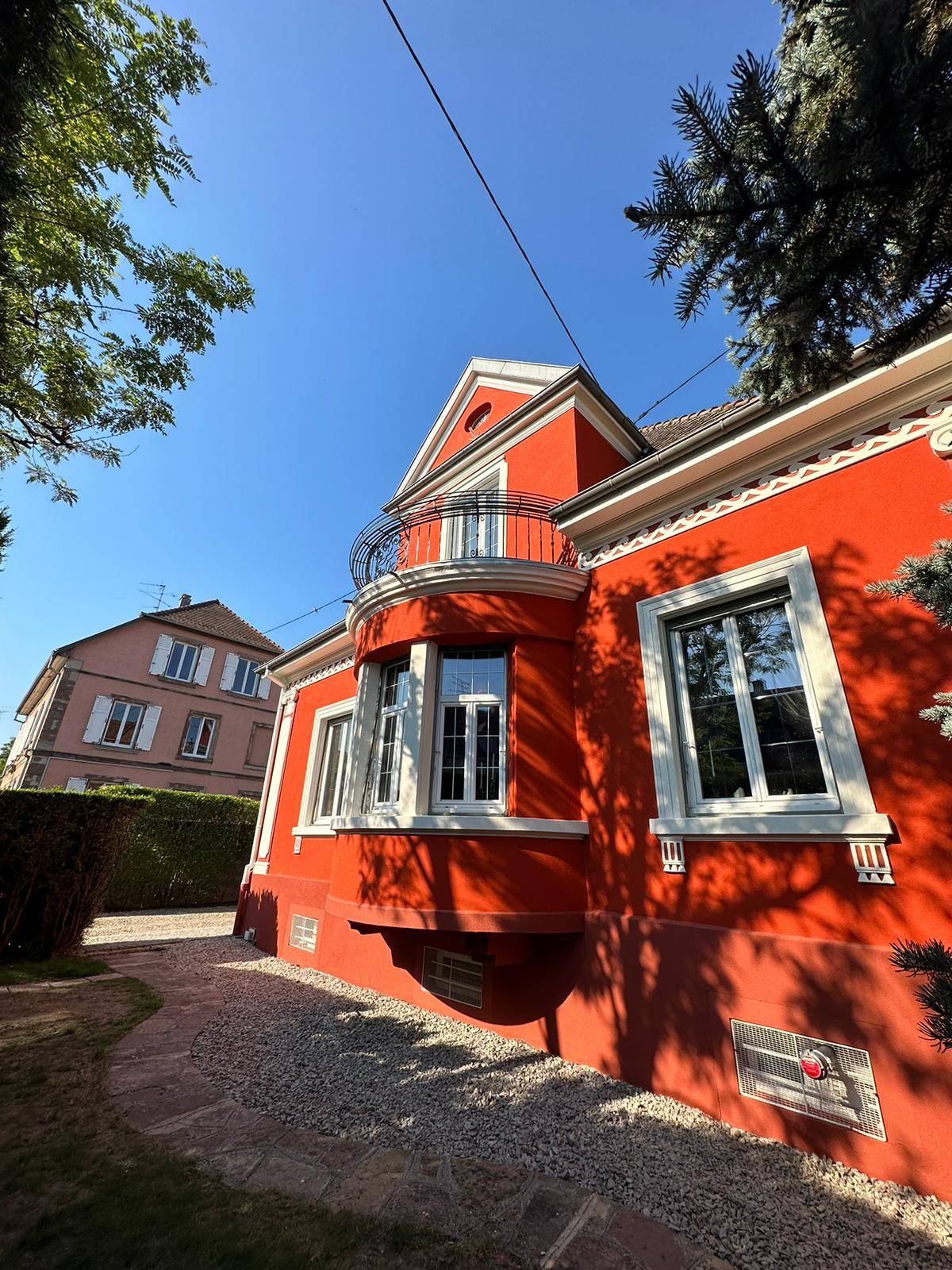 Ravalement de façade à Cernay : une maison de maître sublimée en rouge et blanc Audincourt