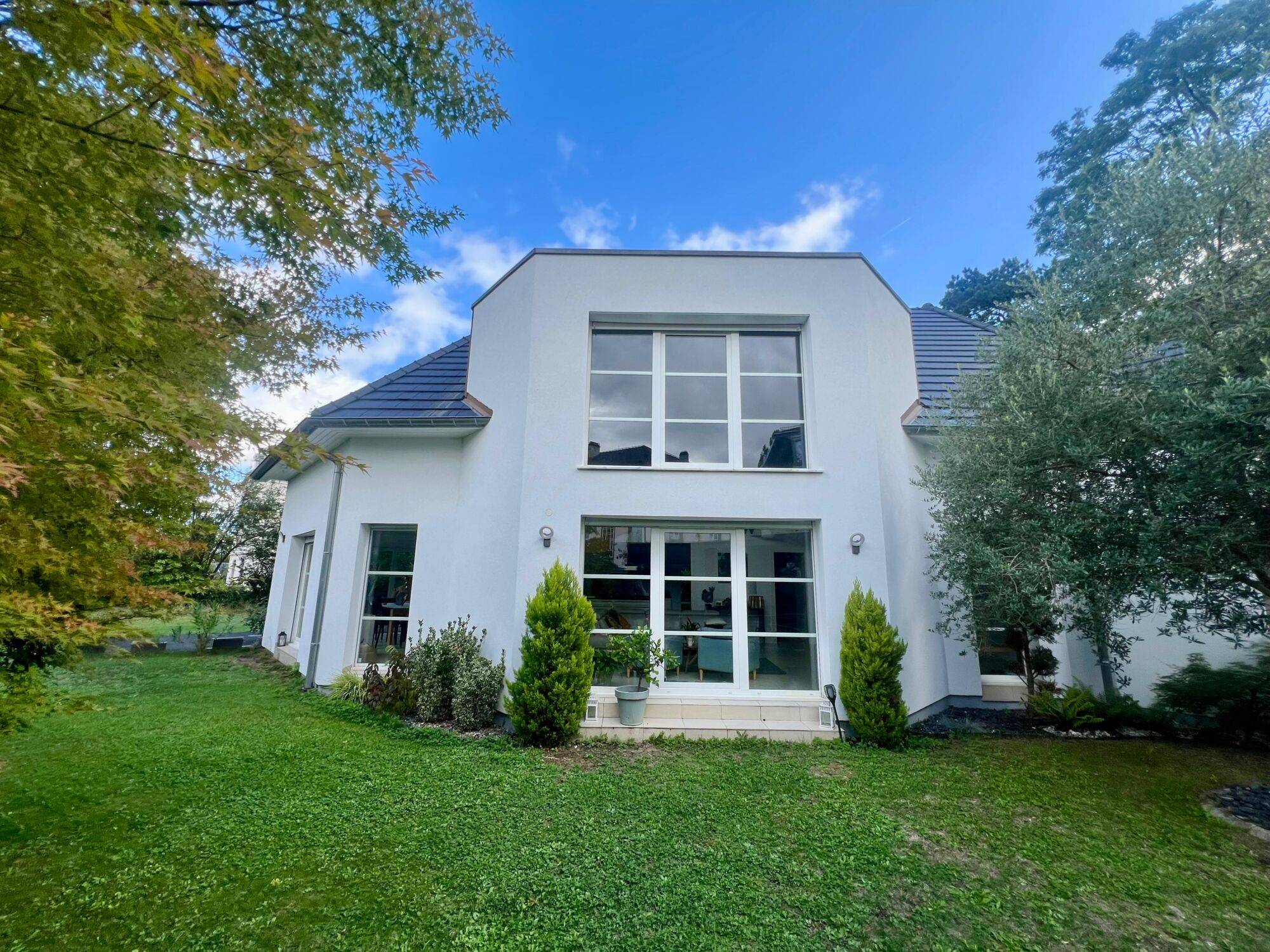 WHATSAPP IMAGE 2025 09 16 A 15.49.20_827530F9 | Simsek Façades Ravalement de façade à Mulhouse – Quartier Rebberg : élégance et sobriété en blanc cassé Montbéliard 0