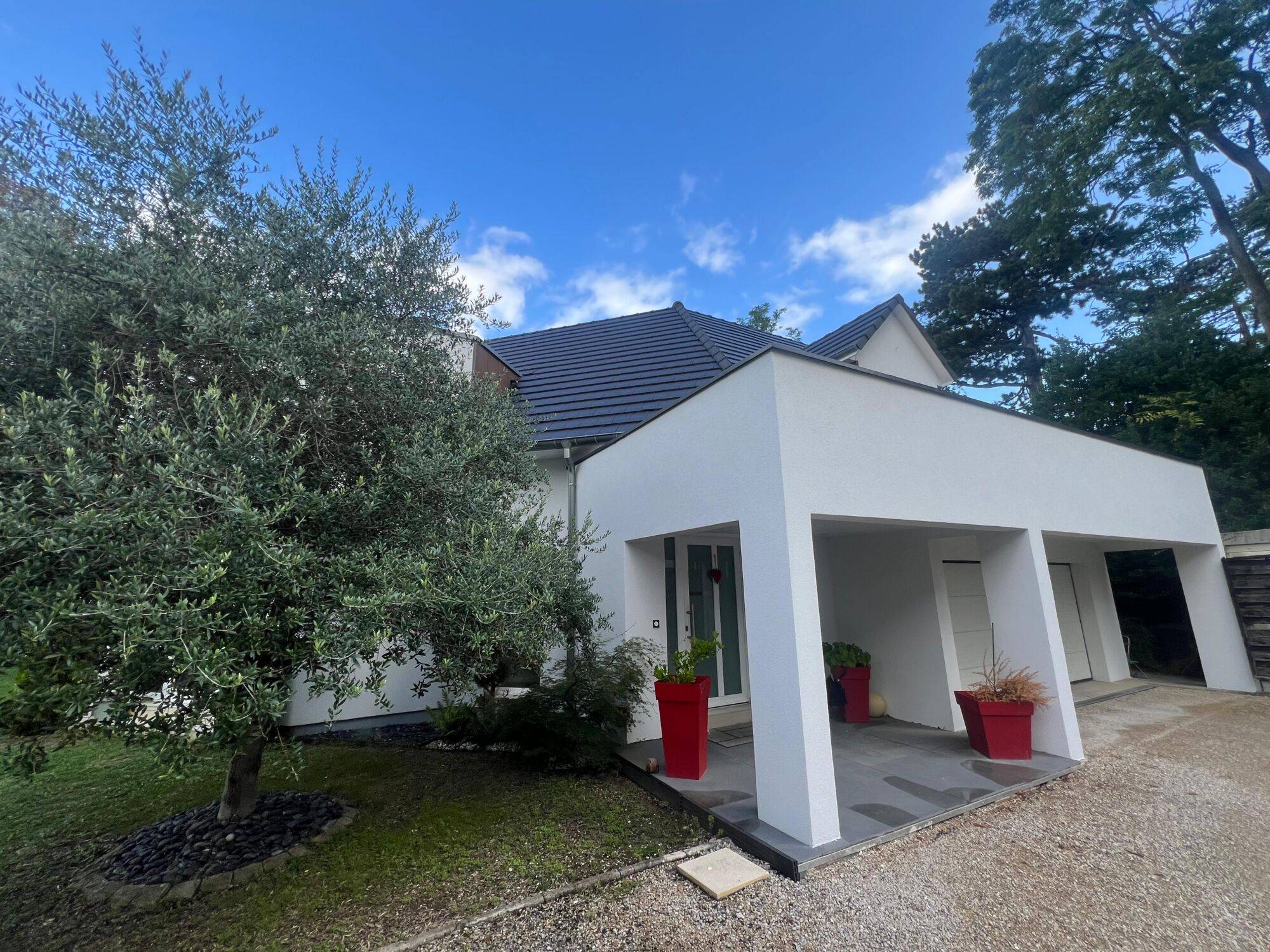 WHATSAPP IMAGE 2025 09 16 A 15.49.20_E9D1A504 | Simsek Façades Ravalement de façade à Mulhouse – Quartier Rebberg : élégance et sobriété en blanc cassé Illzach 1