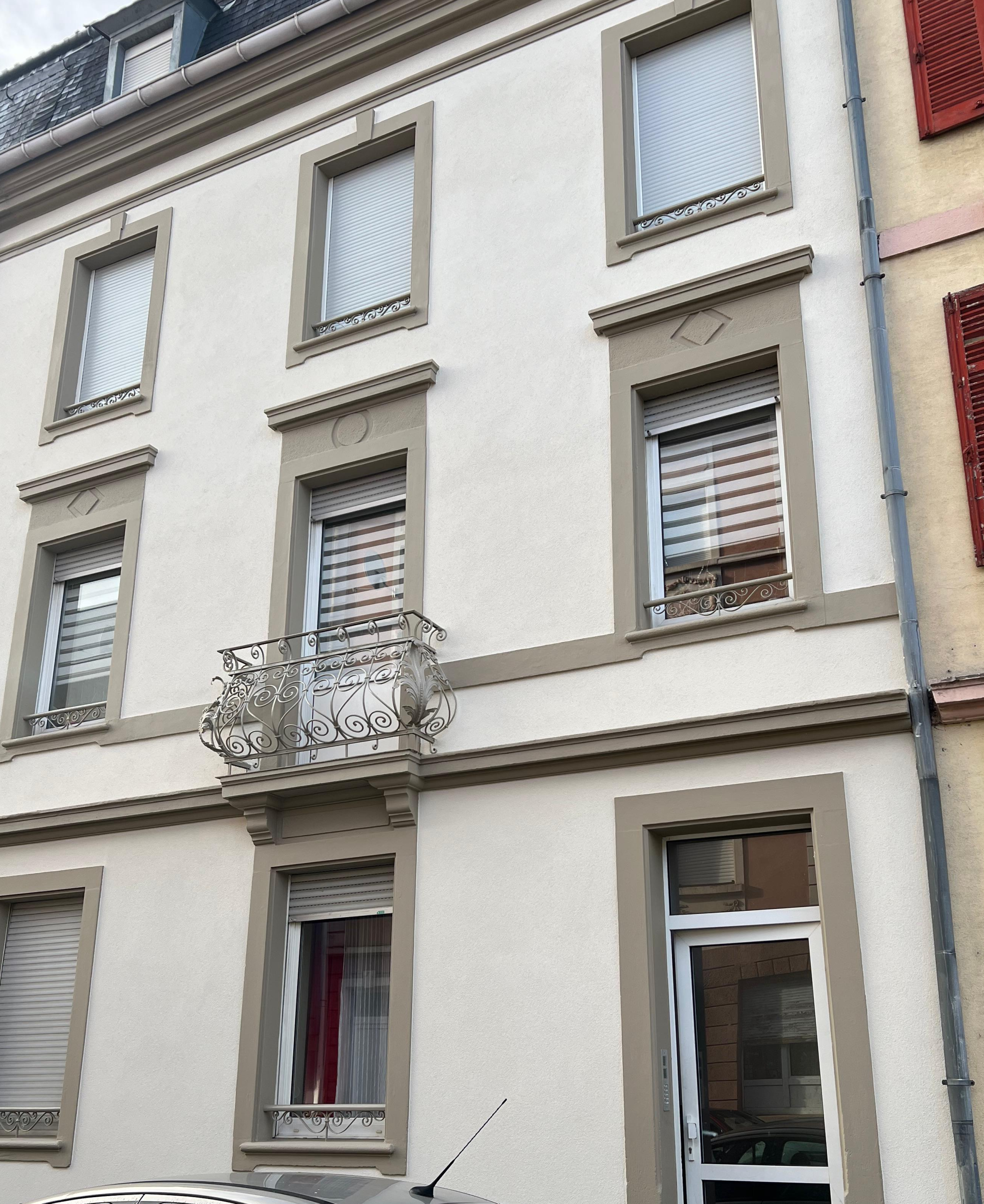 WHATSAPP IMAGE 2025 11 20 AT 11.25.06 | Simsek Façades Ravalement de façade d’un immeuble à Mulhouse : une rénovation complète avec peinture minérale et fenêtres en blanc cassé et taupe Guebwiller 1