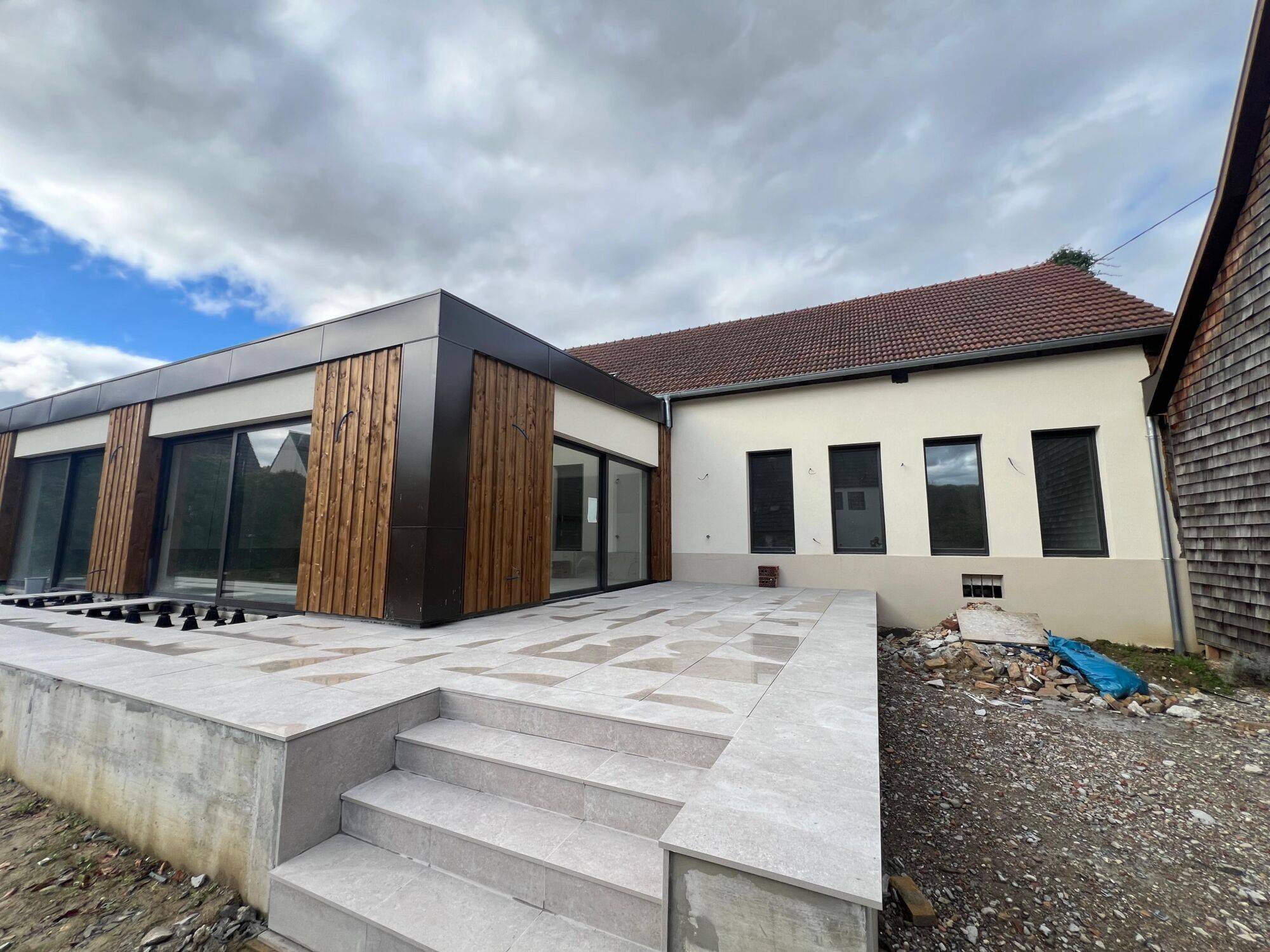 WHATSAPP IMAGE 2025 11 03 A 17.29.29_C0CB71C7 | Simsek Façades Réalisation de façade à Michelbach-le-Bas : isolation extérieure, bardage bois et habillage d’extension Audincourt