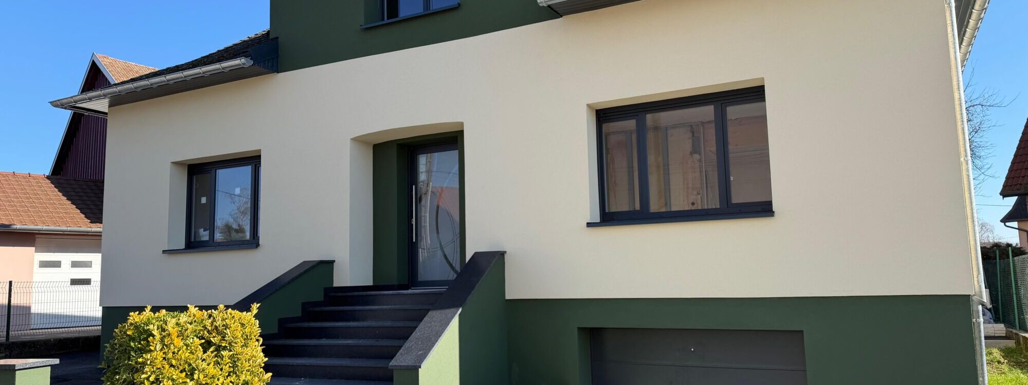 Isolation ext&eacute;rieure des murs &agrave; Galfingue : une fa&ccedil;ade blanche et verte pour une maison individuelle Colmar