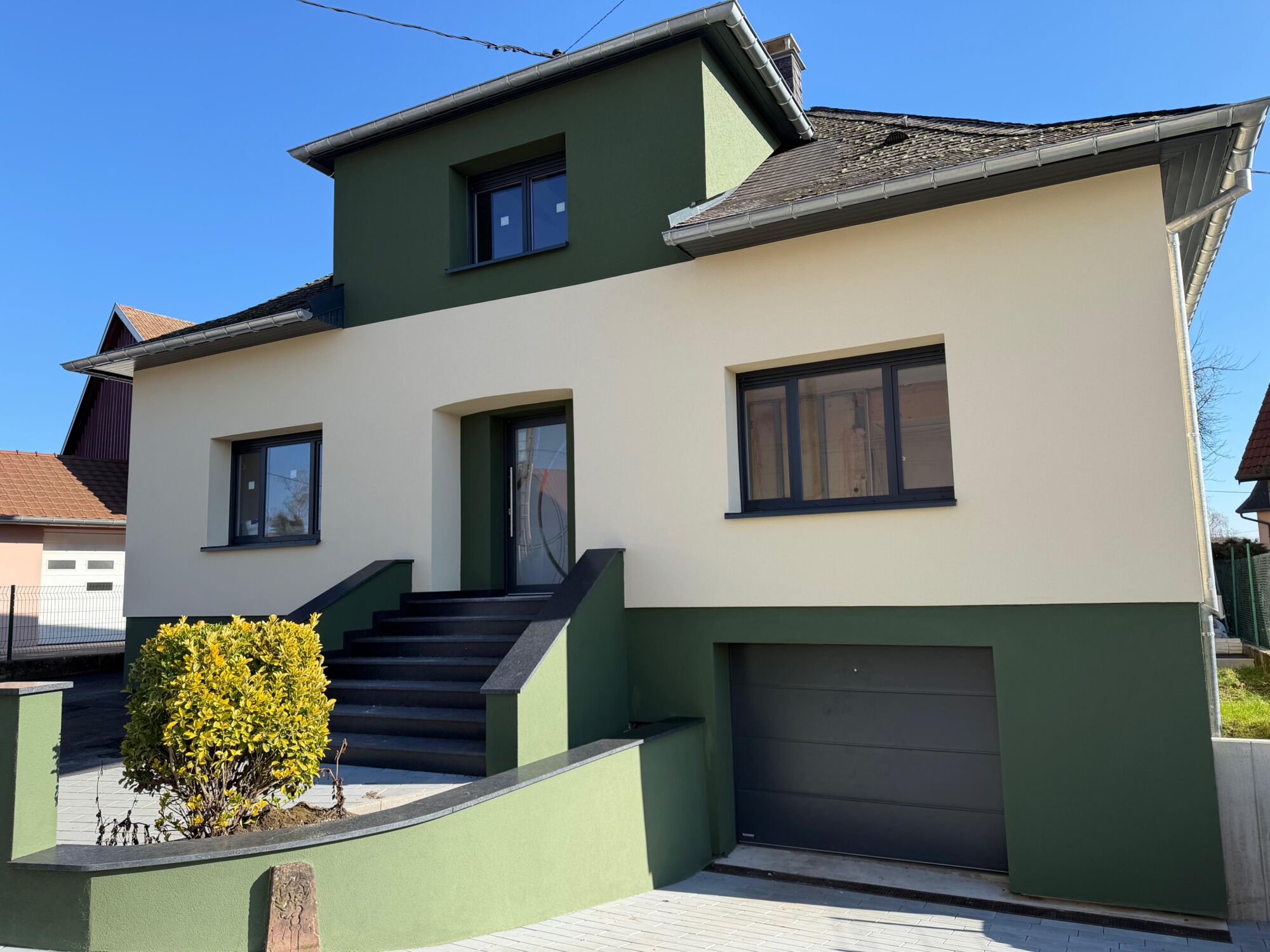 Isolation ext&eacute;rieure des murs &agrave; Galfingue : une fa&ccedil;ade blanche et verte pour une maison individuelle Colmar