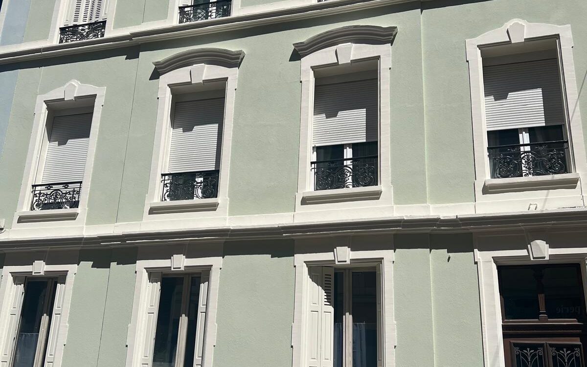 PEINTURE EXTERIEURE MULHOUSE SIMSEKFACADES 1 1 1200X750 | Simsek Façades Peinture extérieure d’un immeuble en copropriété : rénovation de façade réalisée par SIMSEK Façades Belfort