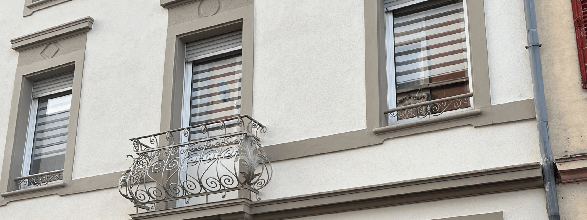 Ravalement de fa&ccedil;ade et peinture ext&eacute;rieure d&rsquo;un petit immeuble &agrave; Mulhouse avec syst&egrave;me d&rsquo;entoilage, marouflage et cr&eacute;pi min&eacute;ral Colmar