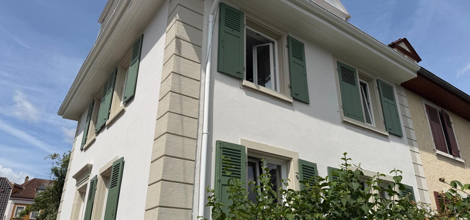 Ravalement de fa&ccedil;ade &agrave; Mulhouse : r&eacute;novation compl&egrave;te d&rsquo;une maison accol&eacute;e en enduit min&eacute;ral Montb&eacute;liard