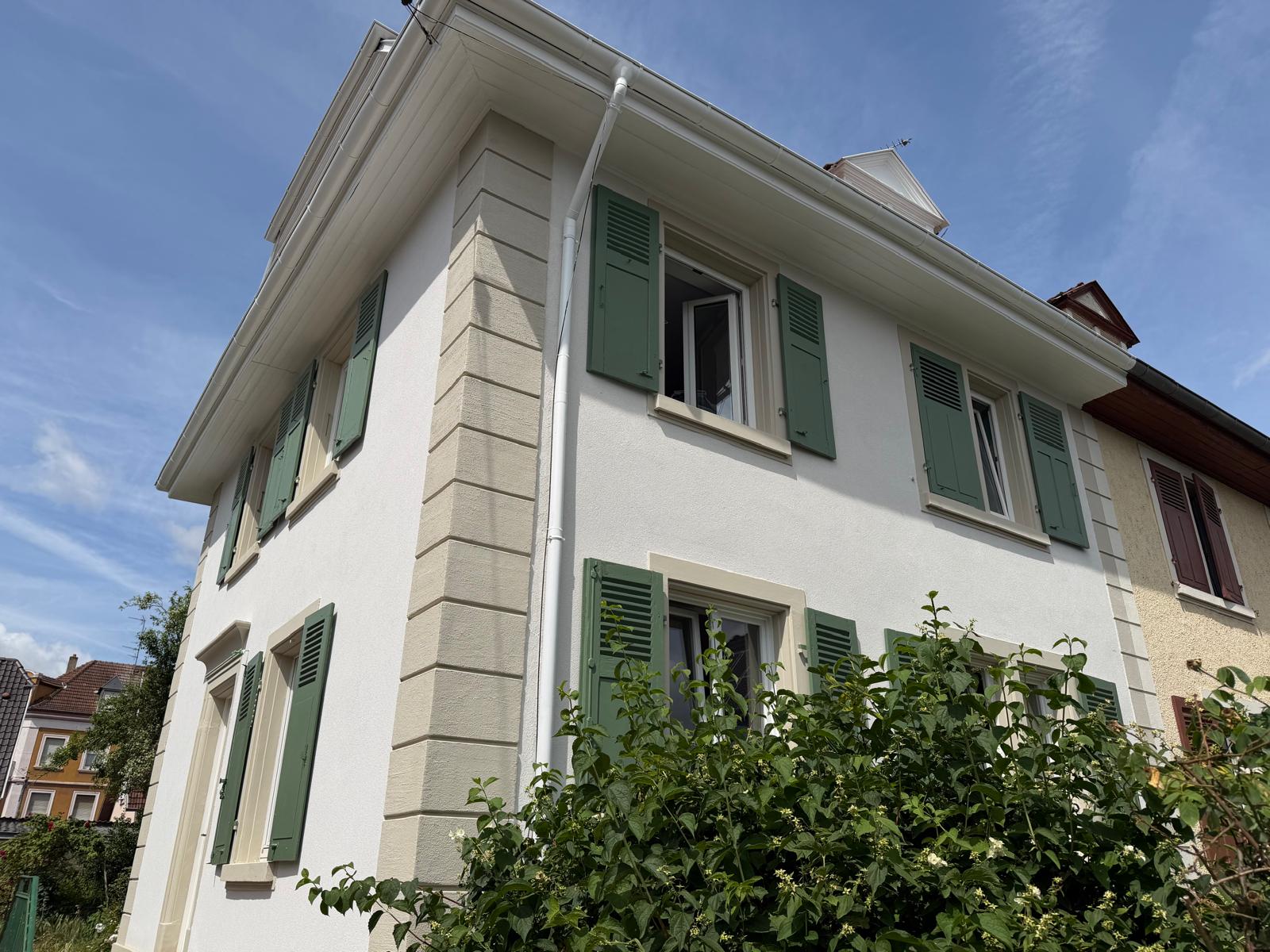 Ravalement de fa&ccedil;ade &agrave; Mulhouse : r&eacute;novation compl&egrave;te d&rsquo;une maison accol&eacute;e en enduit min&eacute;ral Montb&eacute;liard