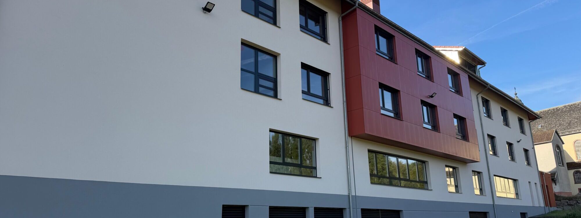 ISOLATION EXTERIEURE ISOLATION EXTERIEURE SIMSEKFACADES.JPG 2 2000X750 | Simsek Façades Isolation extérieure des murs d’un EHPAD à Bellemagny : un chantier de rénovation énergétique signé SIMSEK Façades Illzach